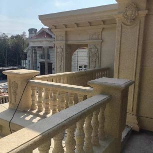 芜湖 黄金麻别墅外墙干挂雕花配合阳台栏杆花瓶柱