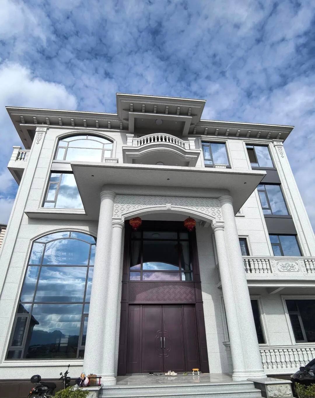 芜湖白麻别墅外墙干挂石材效果示例