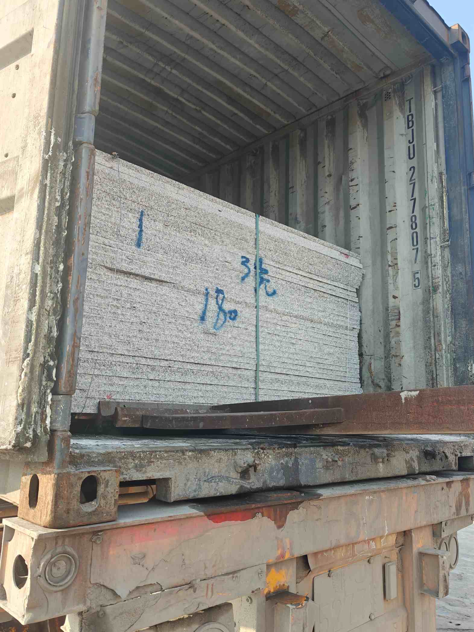 芜湖 芝麻白花岗岩石材3.0公分光面毛板装柜出货