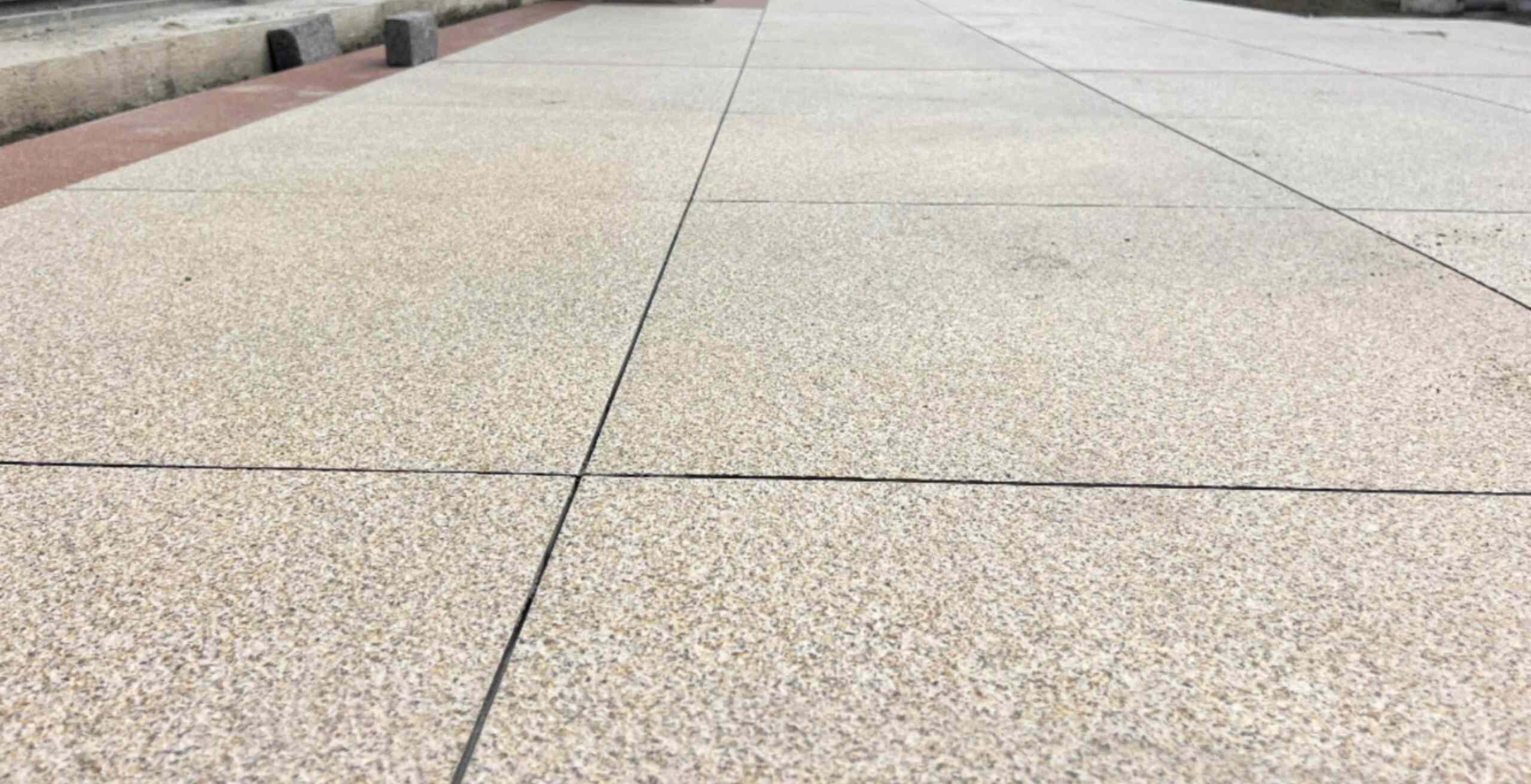 芜湖 黄金麻花岗岩石板材荔枝面地面铺装效果