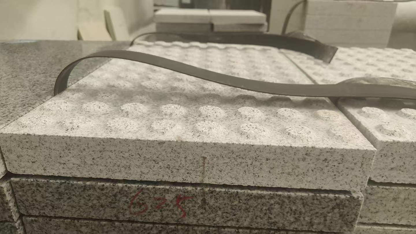 芜湖 芝麻白花岗岩6.0公分荔枝面五轴加工雕刻盲点