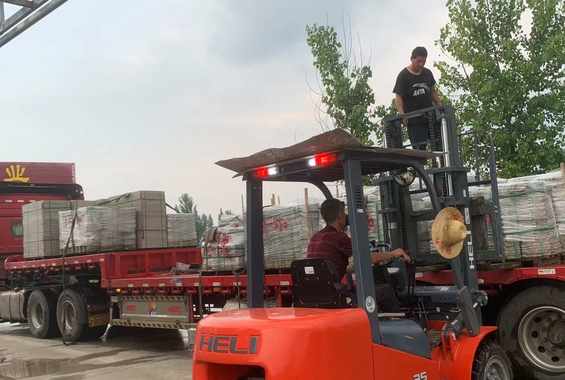 芜湖 黄金麻冰裂纹，地铺石装车