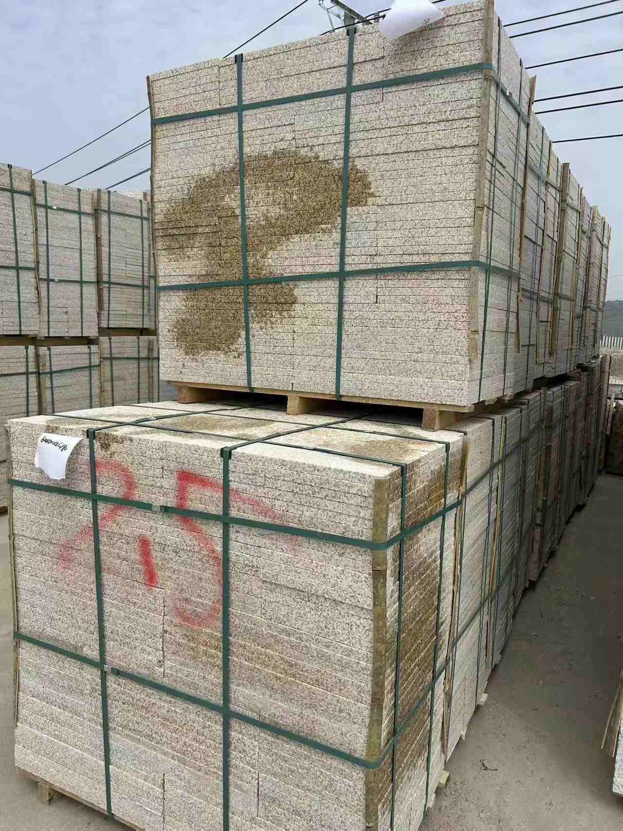 芜湖 黄金麻花岗岩石材荔枝面地铺石2.5*300*600