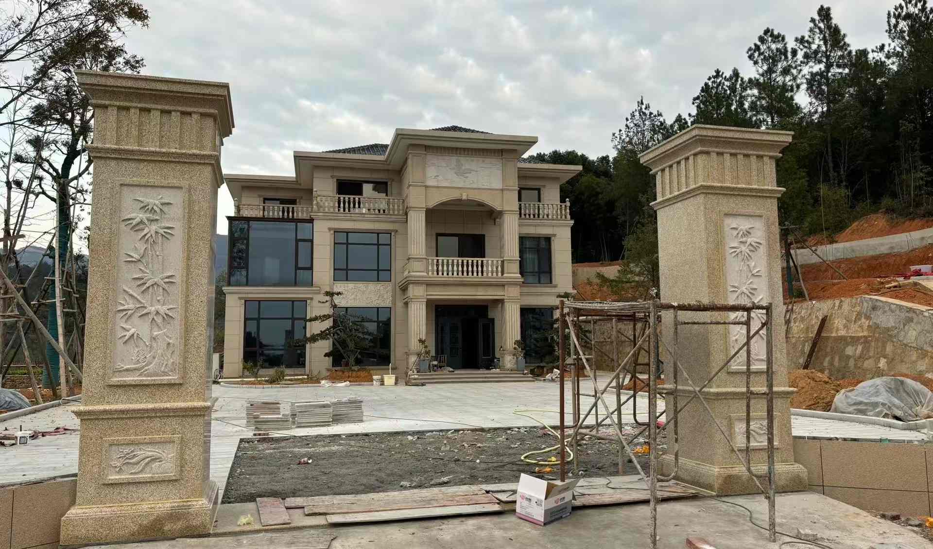 芜湖 黄金麻花岗岩别墅雕花外墙干挂配上门口雕花罗马柱