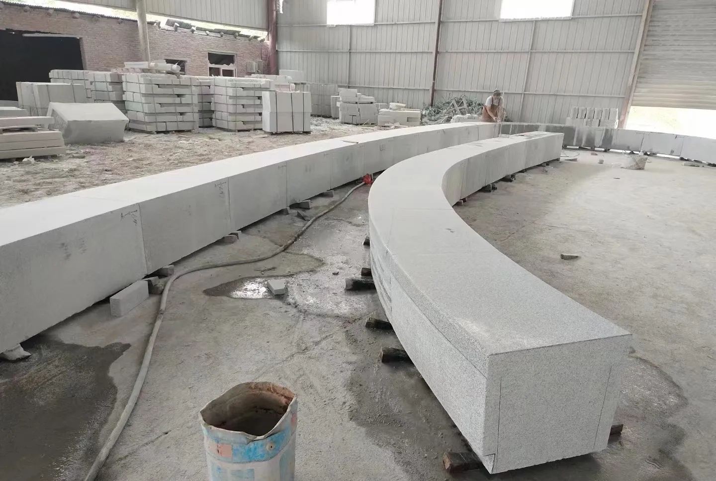 芜湖芝麻白花岗岩石板材 园林光面弧形坐凳