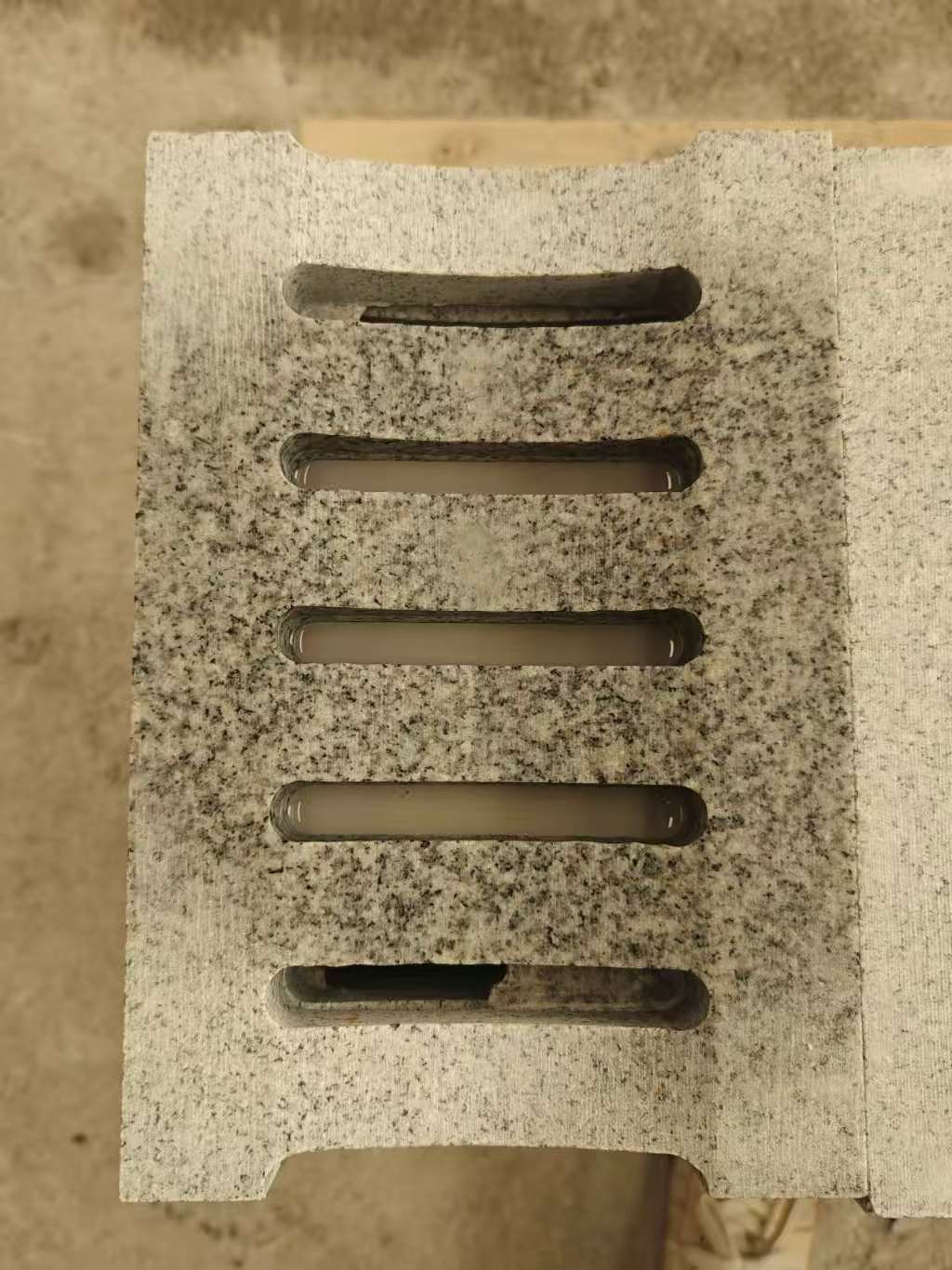 芜湖 芝麻白拉丝面花岗岩U型开槽排水槽