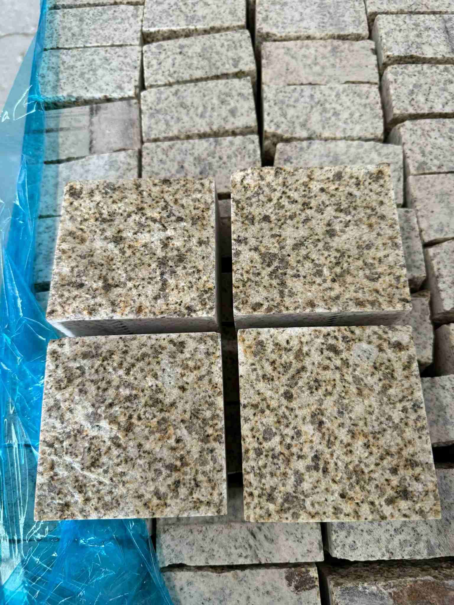 芜湖 黄金麻花岗岩自然面小方块，弹石，马蹄石等