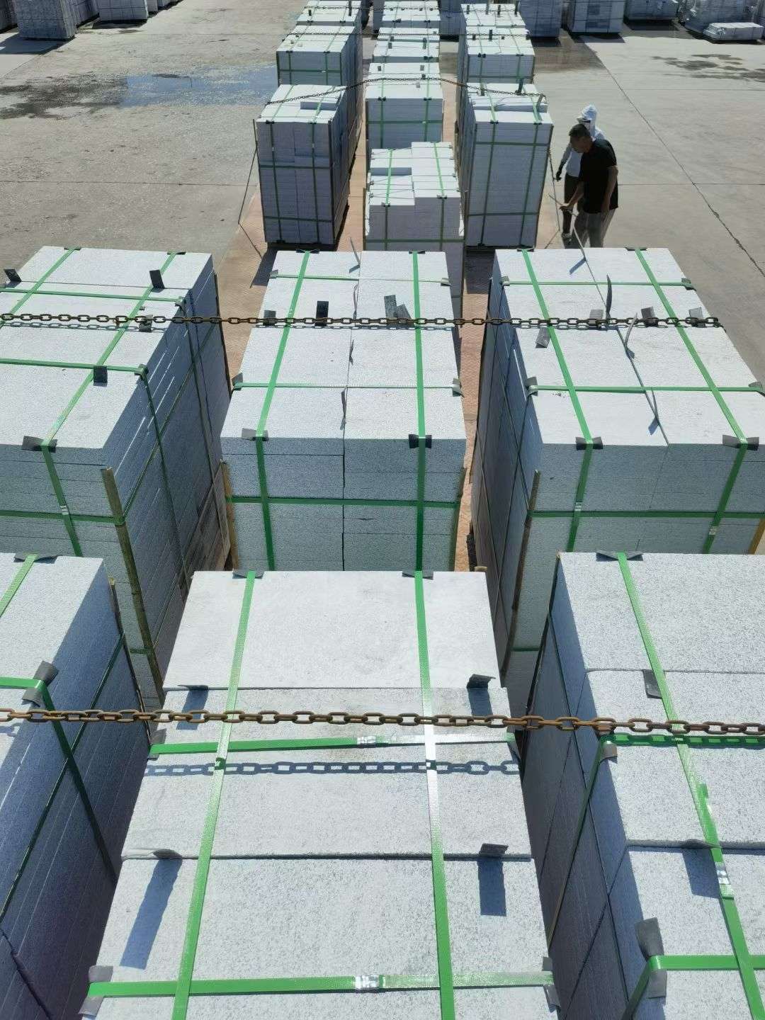 芜湖 芝麻白花岗岩5公分地铺石 花岗岩厂家工厂装车日常