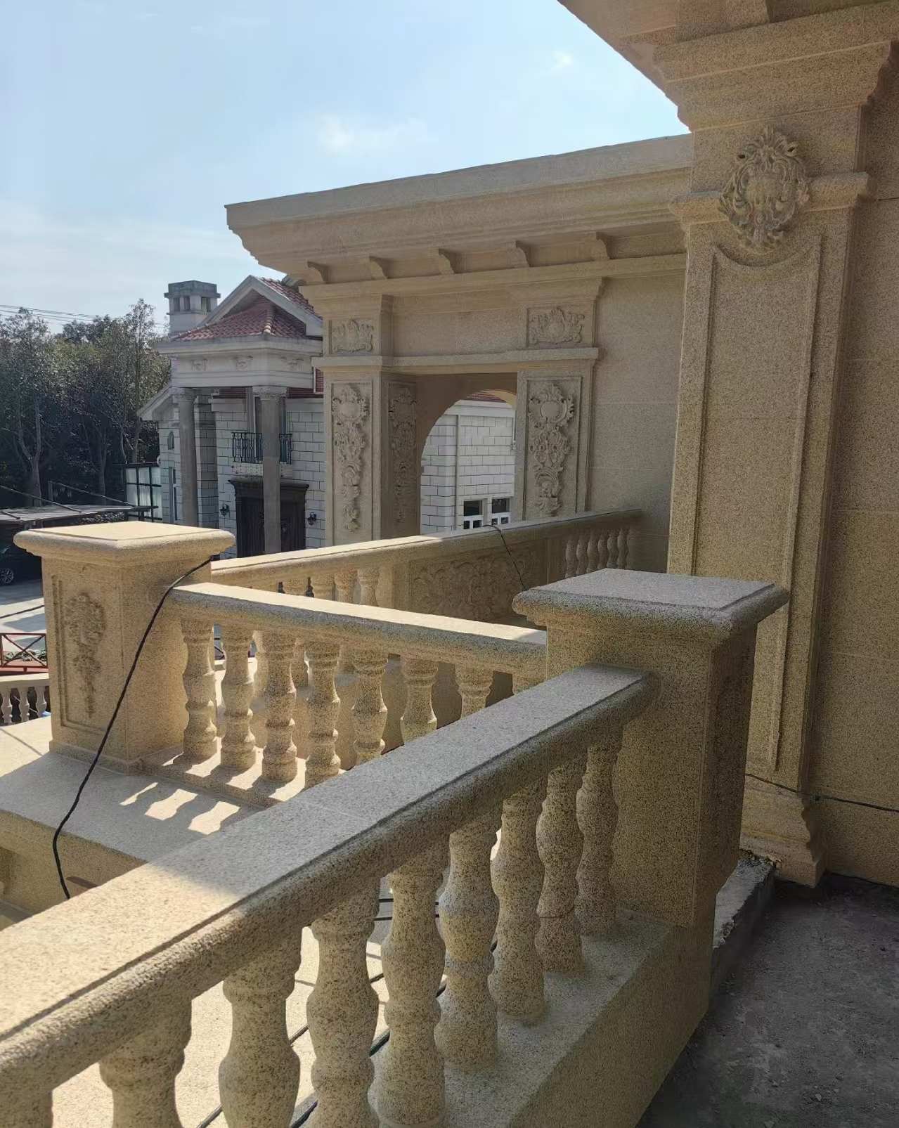 芜湖 黄金麻别墅外墙干挂雕花配合阳台栏杆花瓶柱