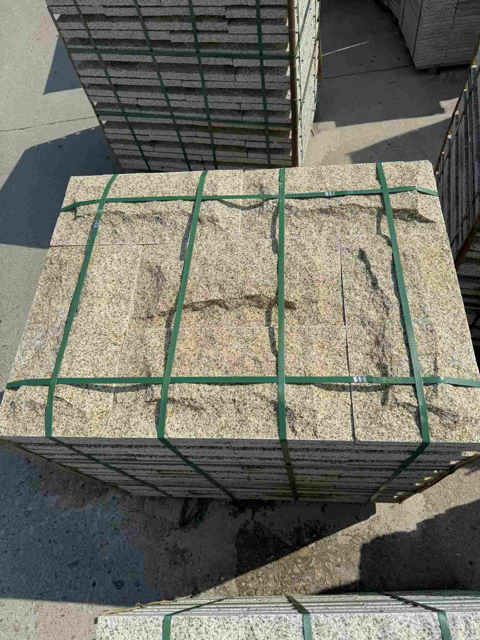 芜湖 黄金麻花岗岩石材自然面蘑菇石成品