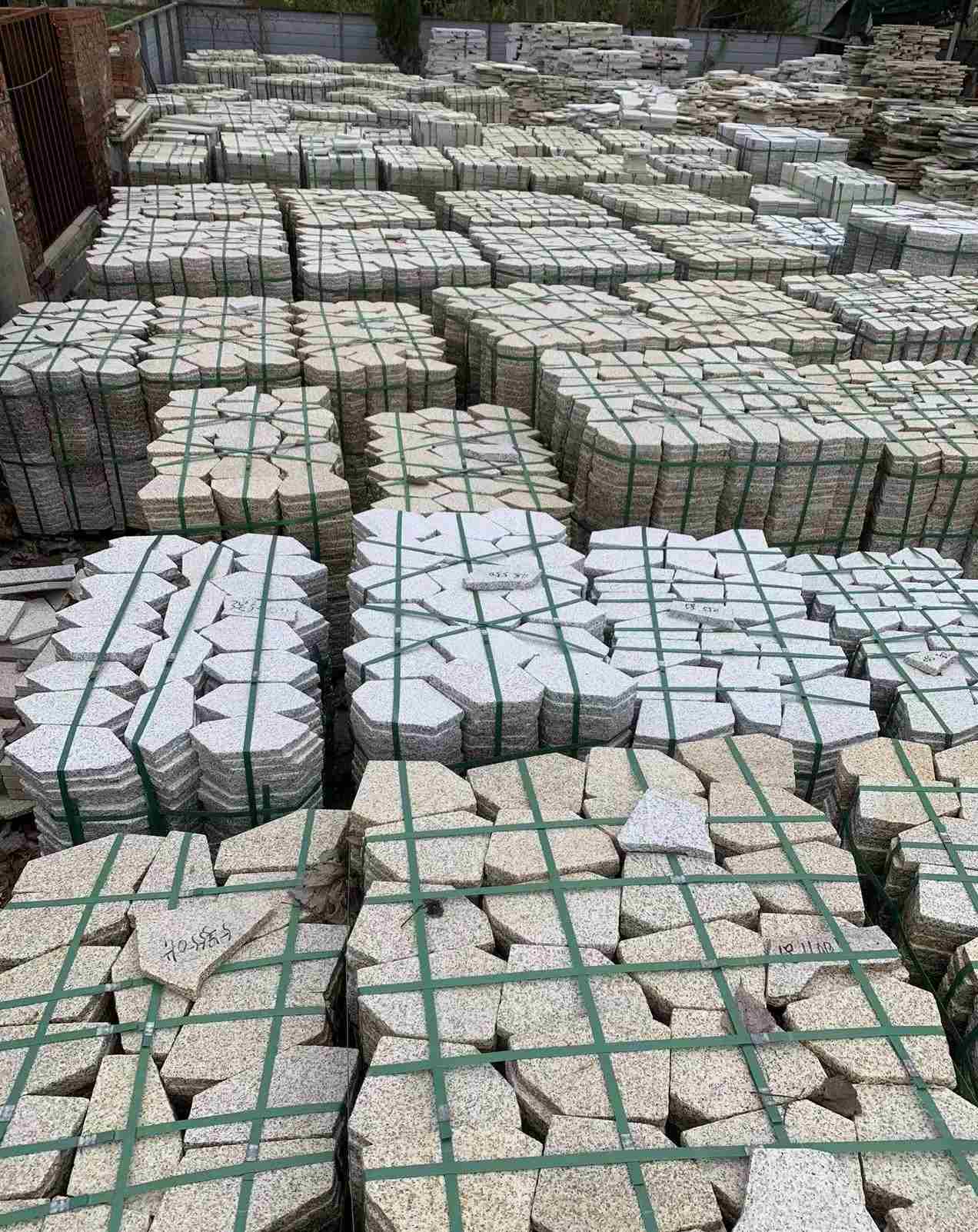 芜湖 黄金麻白麻花岗岩荔枝面地铺石(冰裂纹)