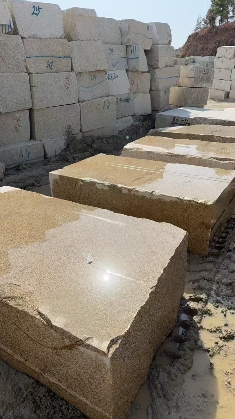 芜湖 黄金麻方料堆场洗料分选中，原材料充足